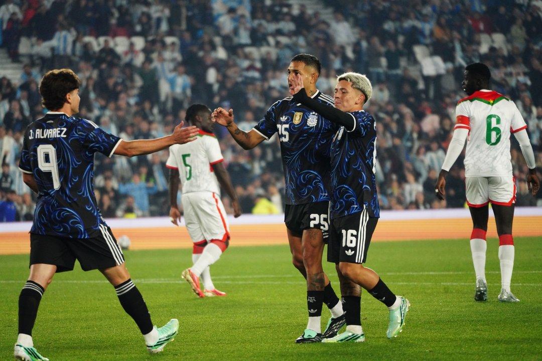 Argentina goleoacute a Burkina Faso en un partido sin equivalencias