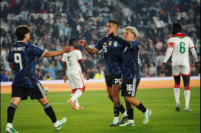 Argentina goleoacute a Burkina Faso en un partido sin equivalencias