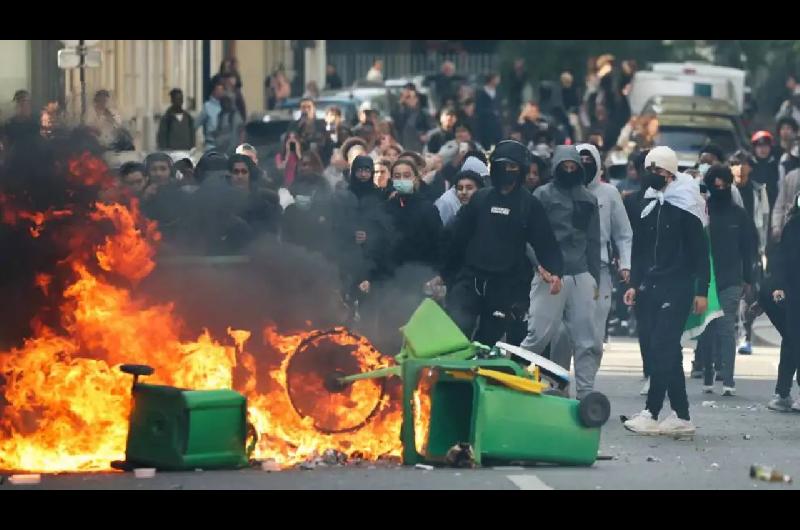 Francia bajo tensioacuten- escuelas cerradas incendios en colegios y reclamos por condiciones laborales
