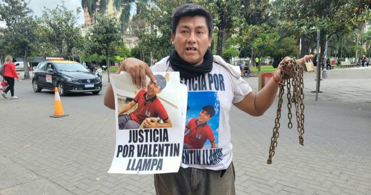 Sin detenidos el padre rechaza la hipoacutetesis de suicidio y evaluacutea encadenarse