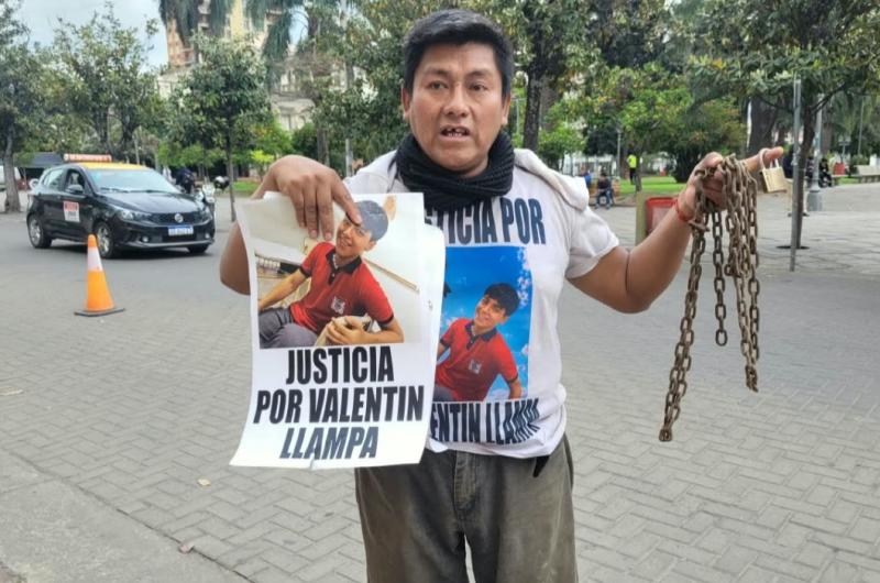Sin detenidos el padre rechaza la hipoacutetesis de suicidio y evaluacutea encadenarse
