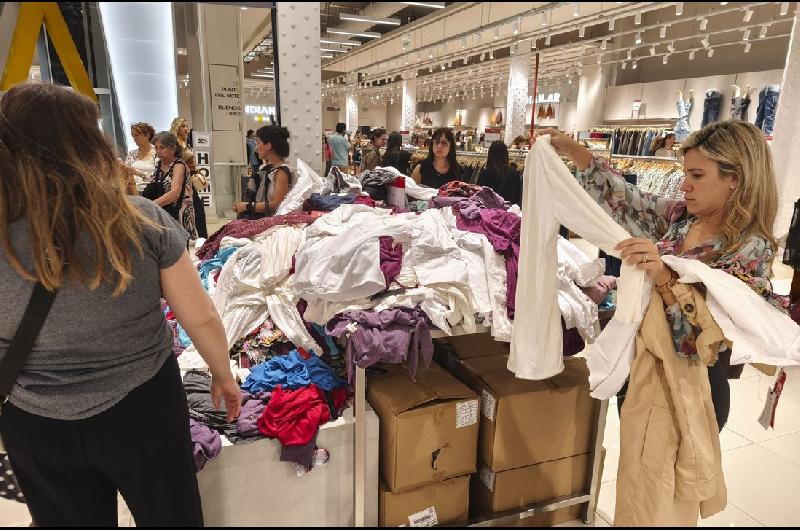 Las ventas minoristas subieron 03-en-porciento- interanual pero cayeron 12-en-porciento- mensual en septiembre
