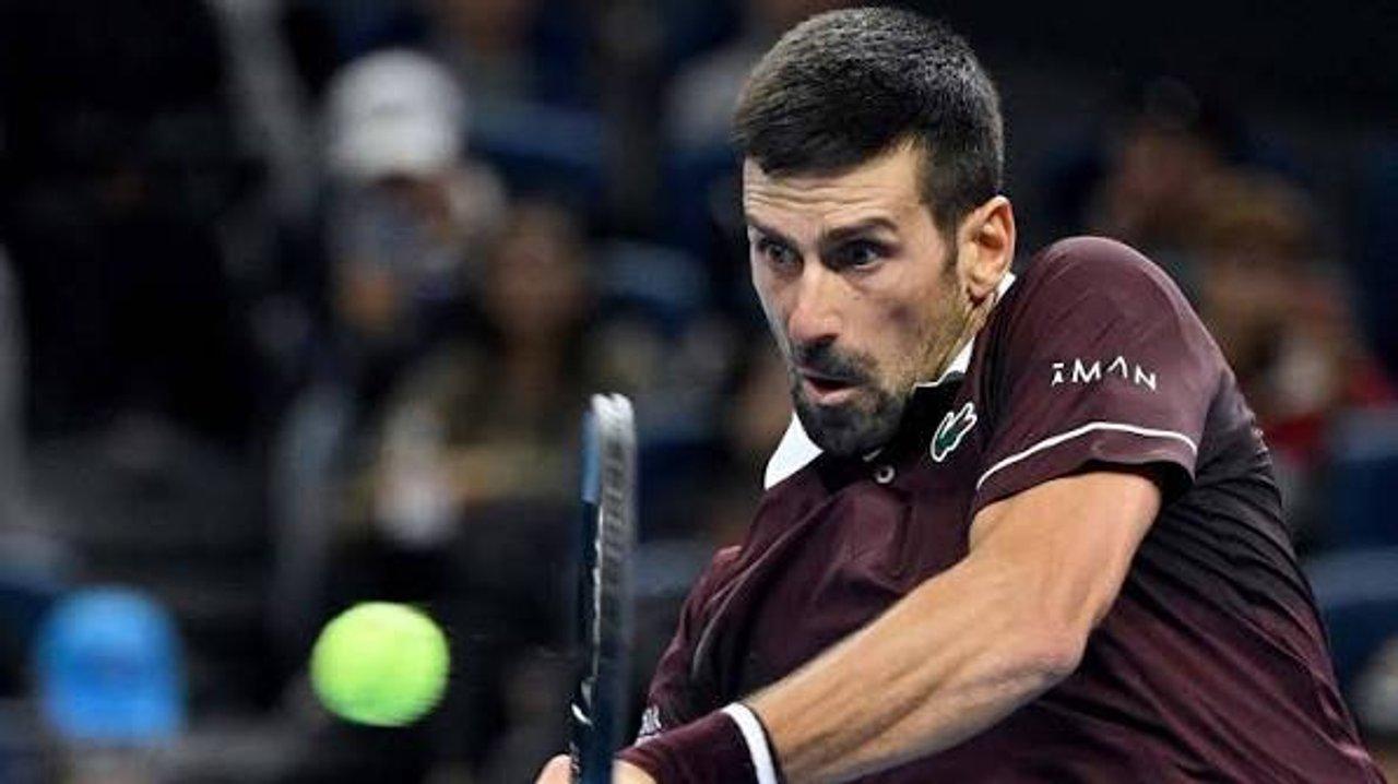 En un dramaacutetico desenlace Djokovic le ganoacute a Medvedev y se metioacute en la final del ATP 500 de Beijing