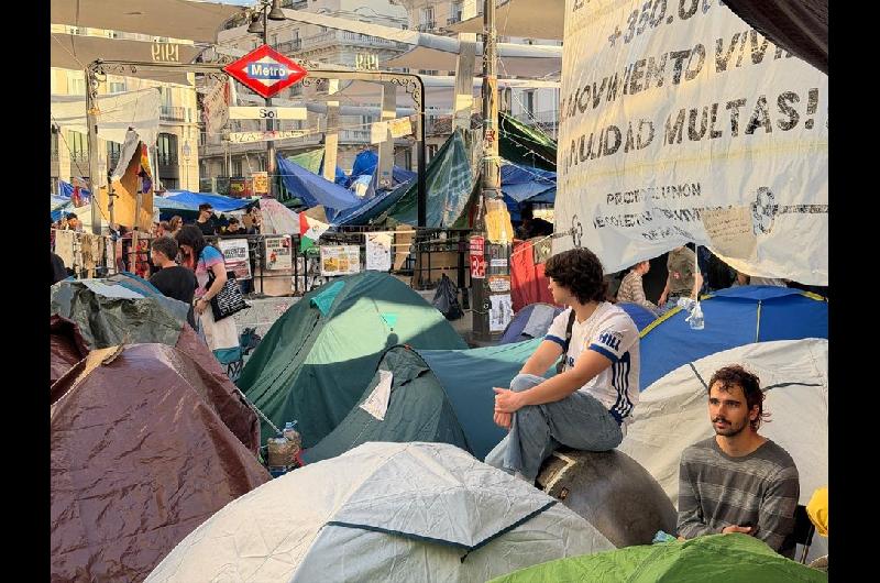 Los turistas conviven con el acampe por la vivienda en la Puerta del Sol