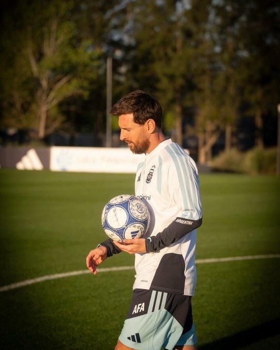 Lionel Messi y su uacuteltimo posteo- ldquoMomentos especiales que seacute que voy a extrantildearrdquo