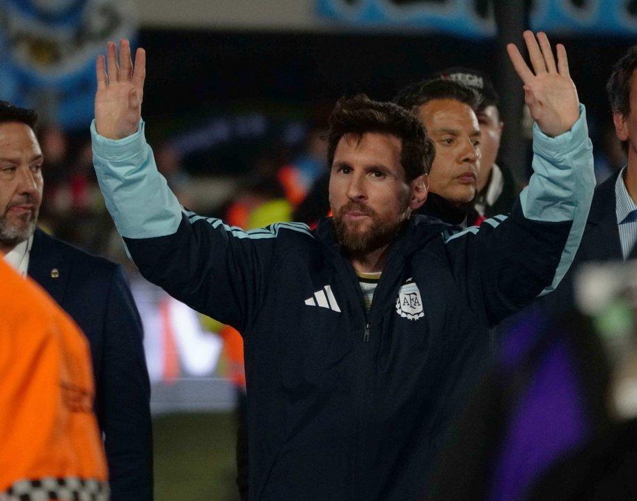 El llanto de un paiacutes- Enzo Fernaacutendez no pudo contener las laacutegrimas en la despedida de Messi