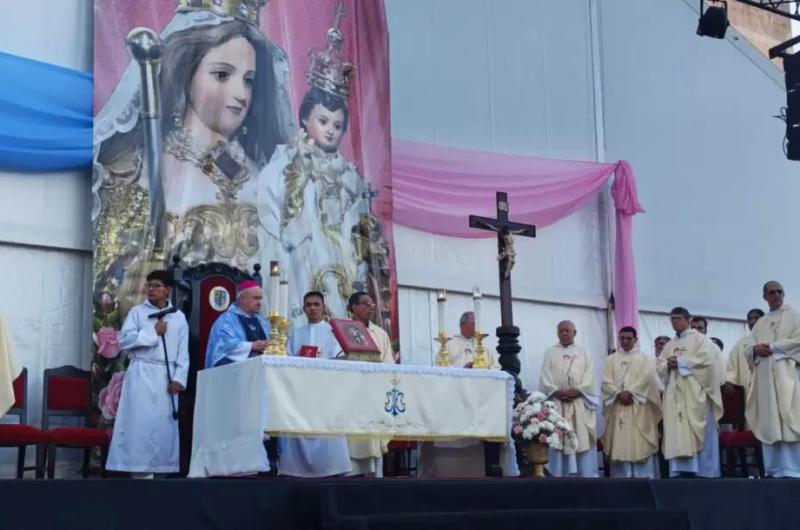 Misa y procesioacuten por el diacutea de la Virgen de Riacuteo Blanco y Paypaya