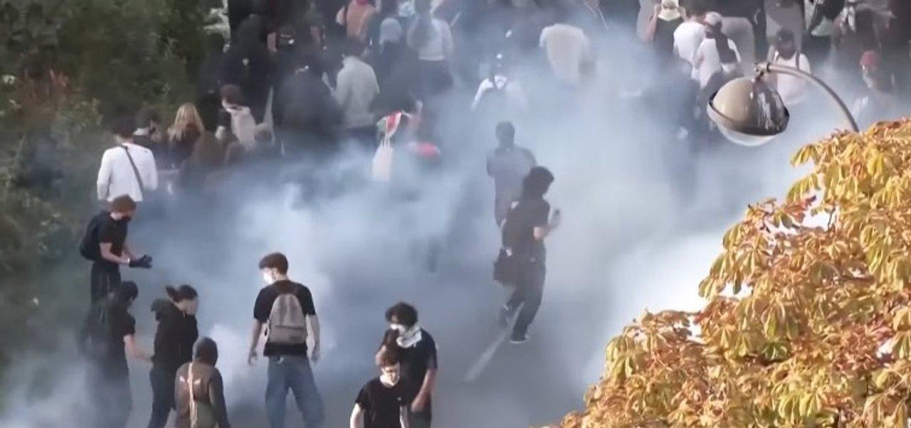 Francia- la policiacutea reprimioacute con gases lacrimoacutegenos a estudiantes en una nueva jornada de protestas
