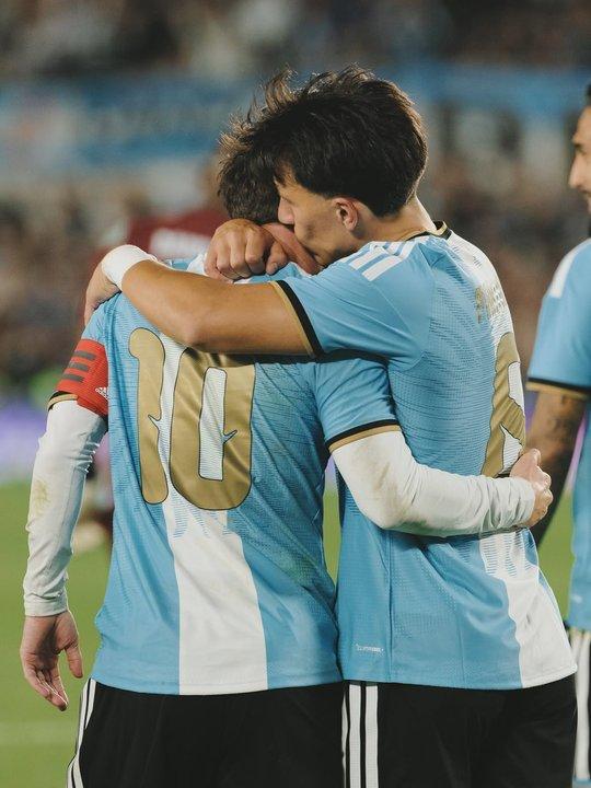 El video de la emocioacuten de Messi rumbo al Monumental que publicoacute Lisandro Martiacutenez