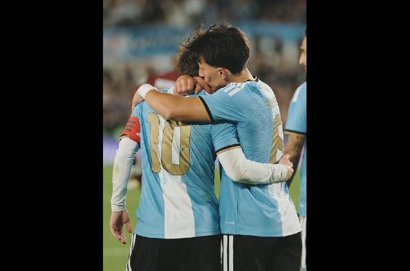 El video de la emocioacuten de Messi rumbo al Monumental que publicoacute Lisandro Martiacutenez
