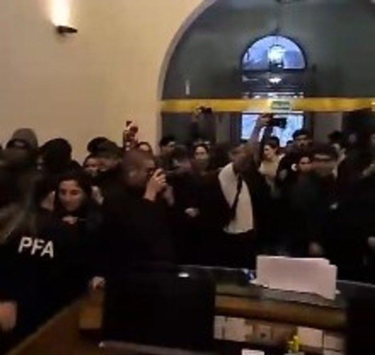 Estudiantes ingresaron al Palacio Pizzurno y reclamaron el cumplimiento de la Ley de Financiamiento Universitario 