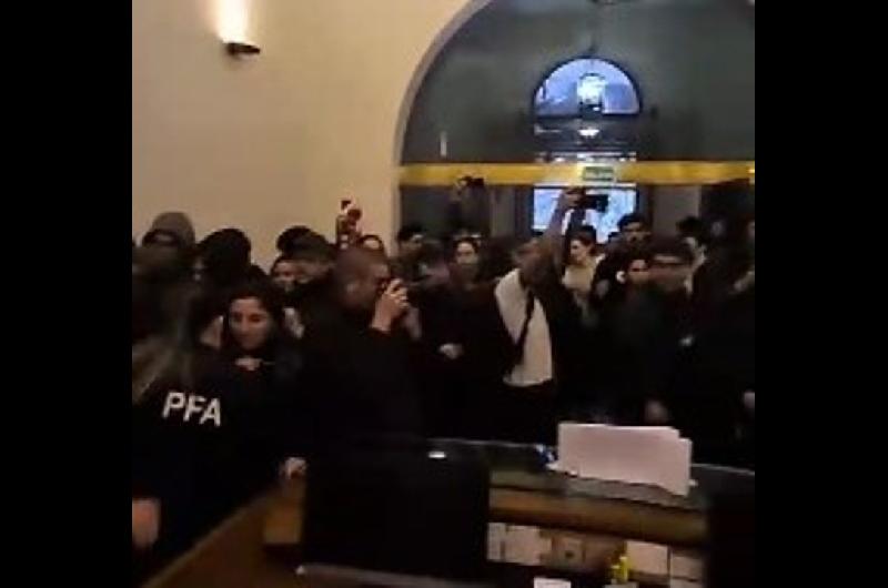 Estudiantes ingresaron al Palacio Pizzurno y reclamaron el cumplimiento de la Ley de Financiamiento Universitario 