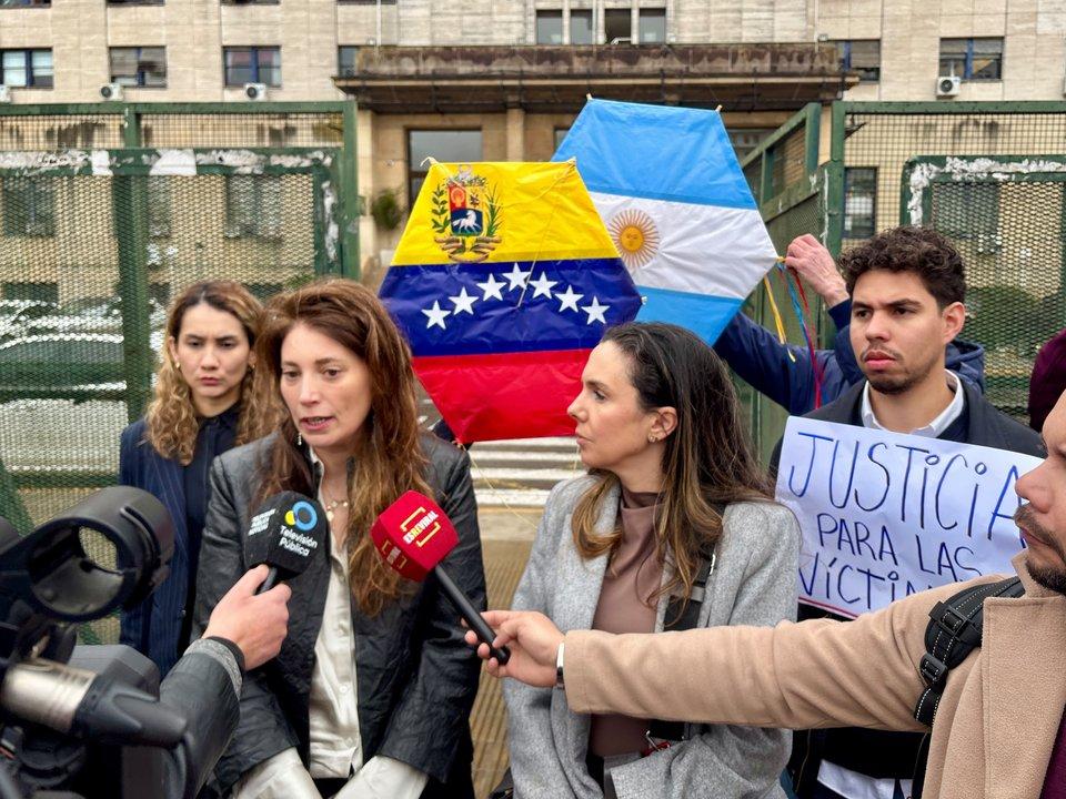 La diaacutespora venezolana exige que la causa por ldquocriacutemenes de lesa humanidad que cursa en Argentina continuacutee abierta
