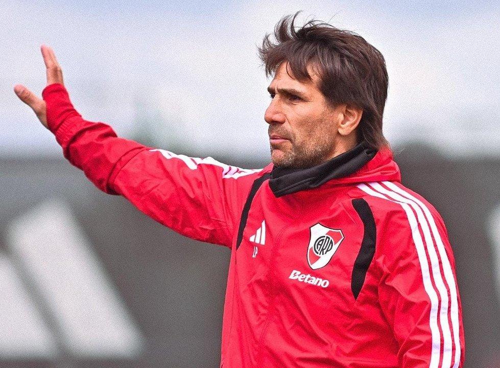Alerta en River por dos jugadores que terminaron con molestias en el entrenamiento