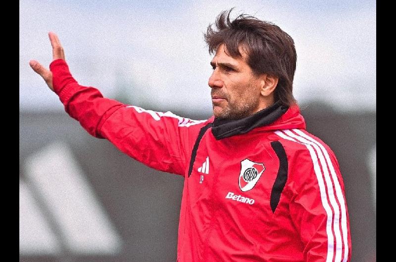 Alerta en River por dos jugadores que terminaron con molestias en el entrenamiento