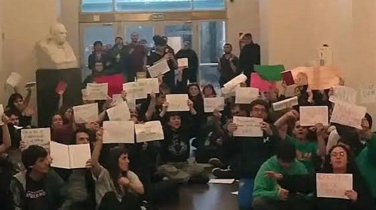 La Policiacutea Federal desalojoacute a estudiantes que habiacutean ingresado al Palacio Pizzurno