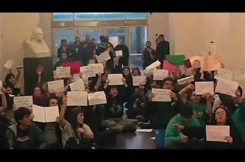 La Policiacutea Federal desalojoacute a estudiantes que habiacutean ingresado al Palacio Pizzurno