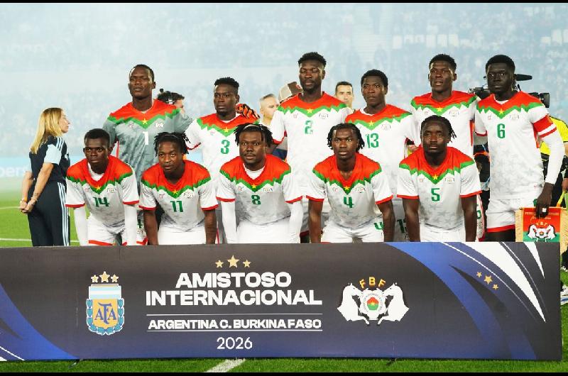 El presidente de Burkina Faso considera tomar el control de la Federacioacuten de Fuacutetbol