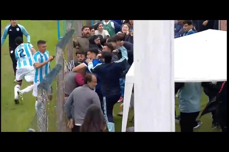 Futbolistas de Atleacutetico Tucumaacuten y Talleres protagonizaron una feroz batalla campal en Reserva