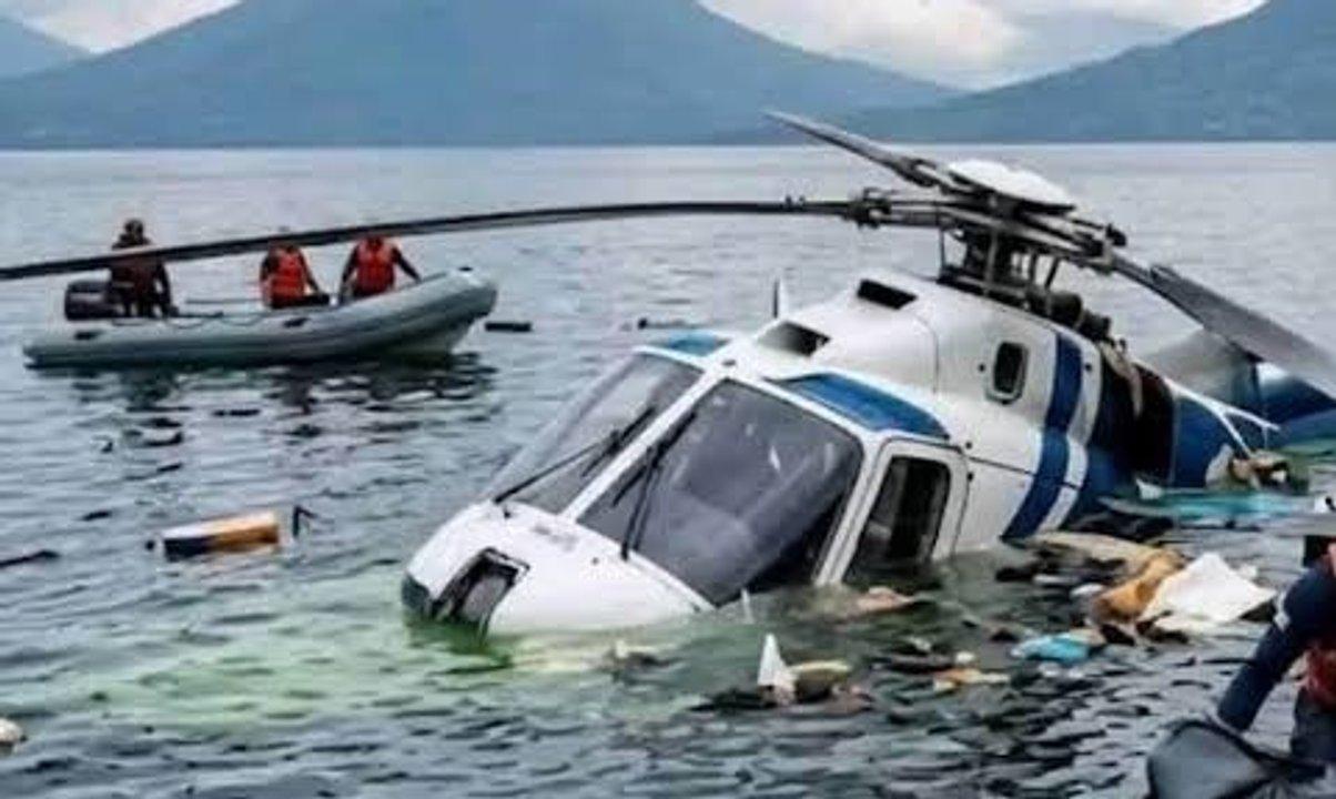 Guatemala- un helicoacuteptero cayoacute al Lago de Atitlaacuten y sus ocupantes se salvaron de milagro