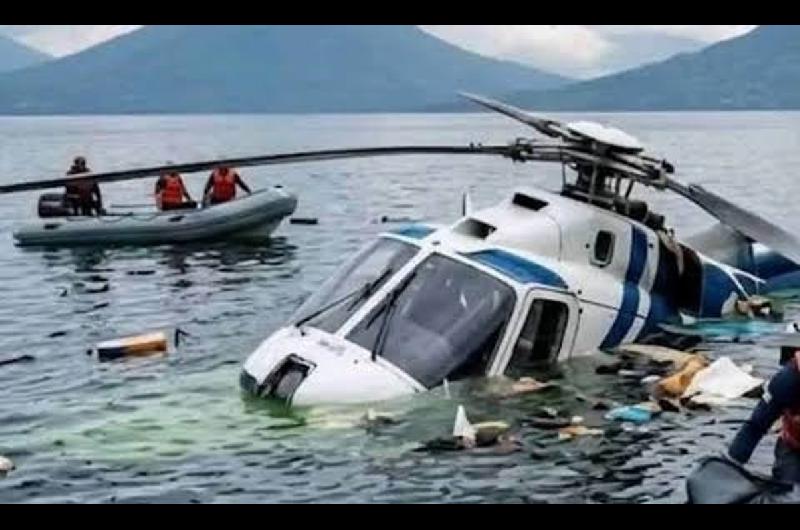 Guatemala- un helicoacuteptero cayoacute al Lago de Atitlaacuten y sus ocupantes se salvaron de milagro