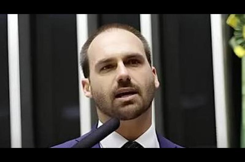 Justicia brasilentildea ordenoacute el arresto de Eduardo Bolsonaro hermano del candidato presidencial