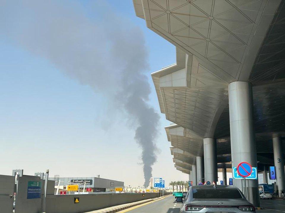 Arabia Saudita- dos ataques contra el aeropuerto de Riad dejaron tres muertos y varios heridos