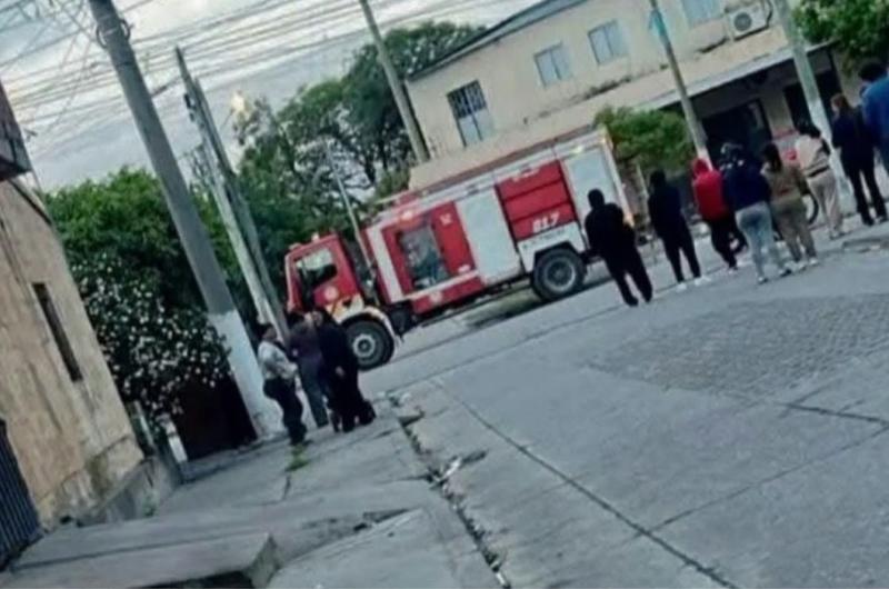 Un hombre fue asesinado a puntildealadas en la viacutea puacuteblica y detuvieron a una mujer