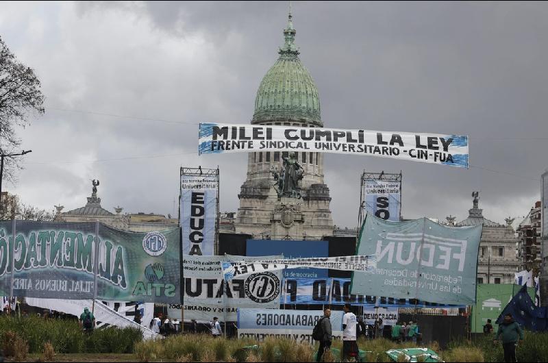 Incidentes en la Marcha Federal Universitaria- hubo gases lacrimoacutegenos y camiones hidrantes