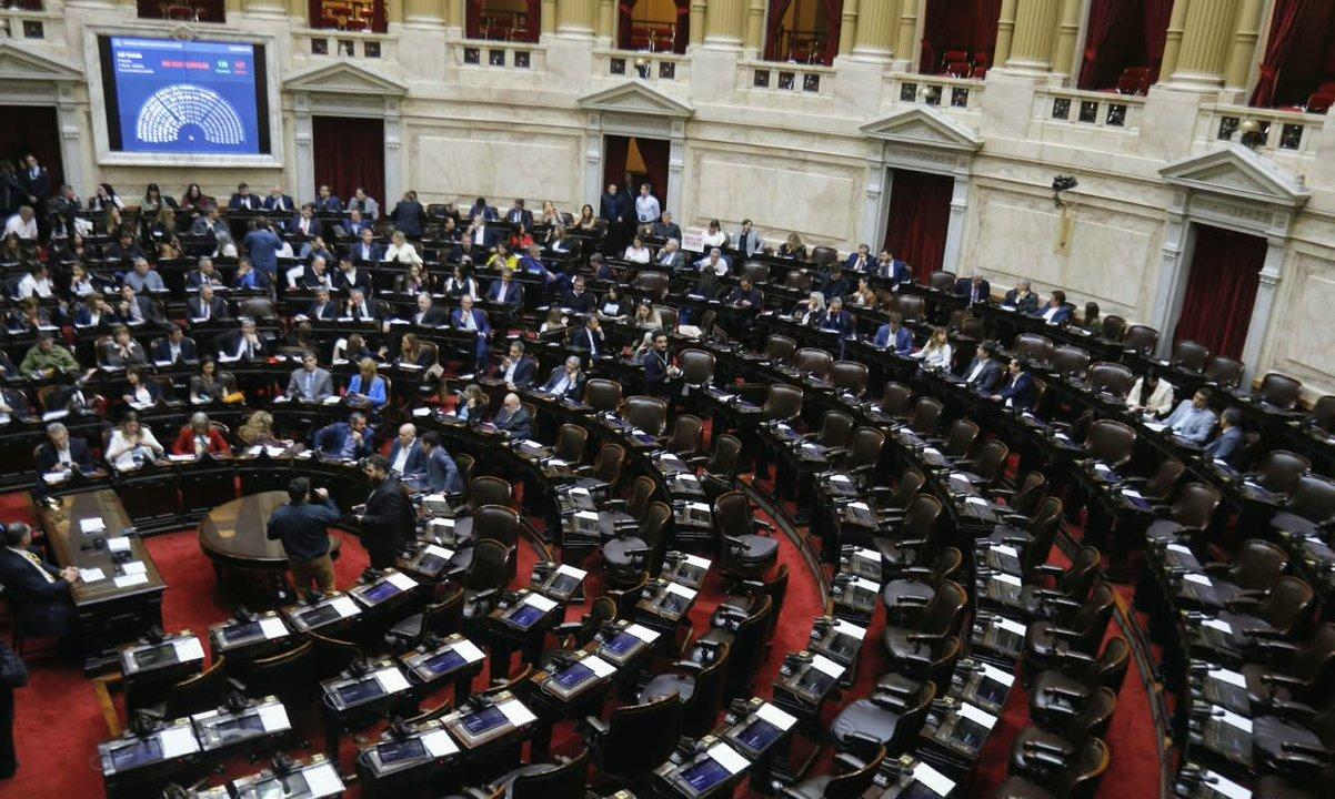 Quieacutenes son los diputados dialoguistasldquo que ayudaron al Gobierno a blindar el DNU 70