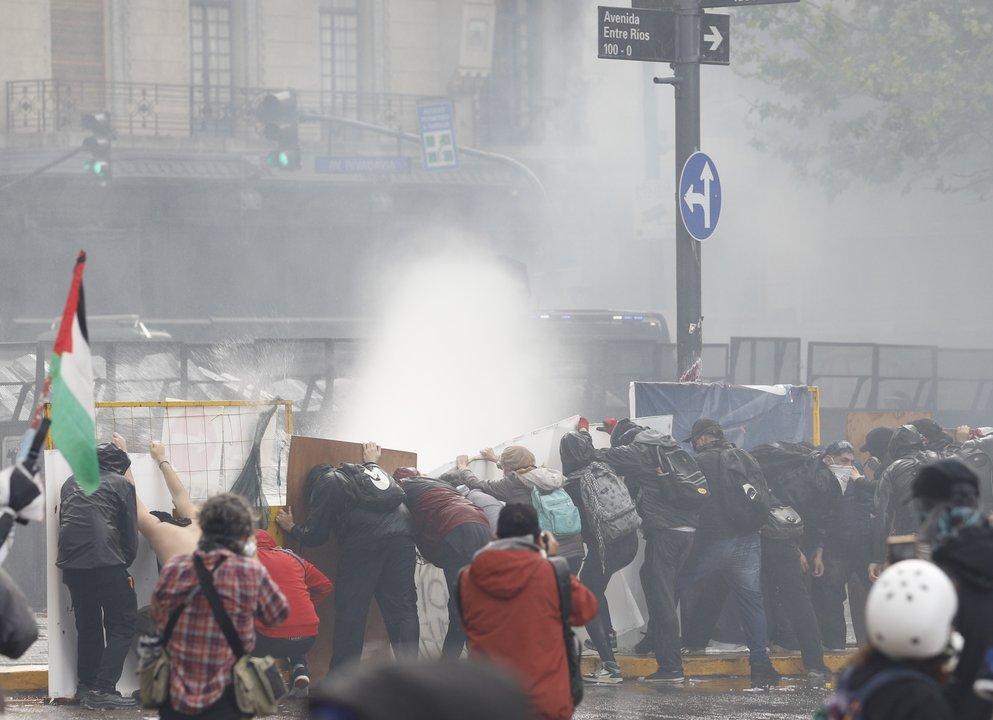 Incidentes en la Marcha Federal Universitaria- la Policiacutea lanzoacute gases lacrimoacutegenos y usoacute camiones hidrantes