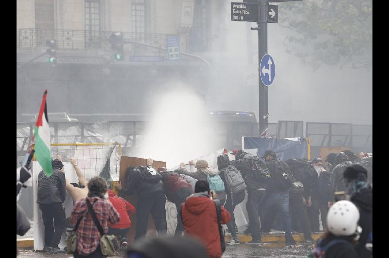 Incidentes en la Marcha Federal Universitaria- la Policiacutea lanzoacute gases lacrimoacutegenos y usoacute camiones hidrantes