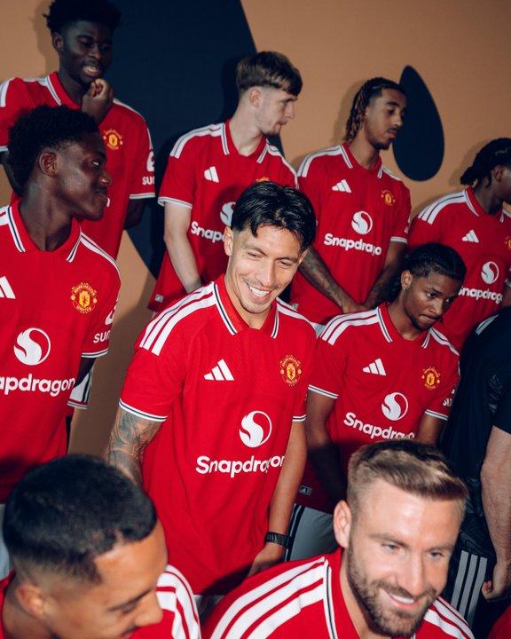 Lisandro Martiacutenez se reunioacute con liacutederes del Manchester United tras sus declaraciones