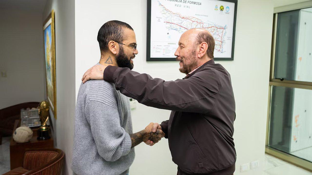 Dani Alves se reunioacute con el gobernador de Formosa en su gira religiosa por Argentina
