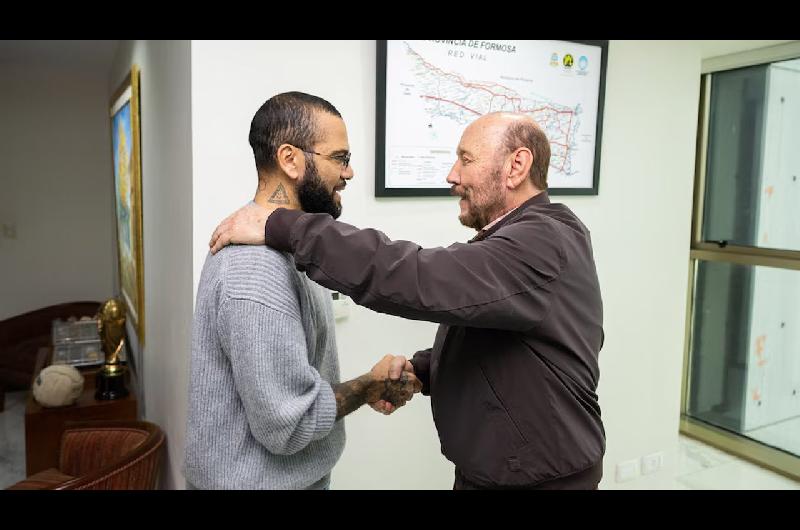 Dani Alves se reunioacute con el gobernador de Formosa en su gira religiosa por Argentina