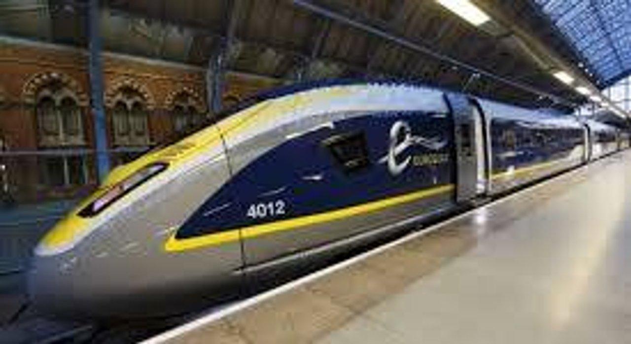 Choque de minibuacutes con tren cerca de entrada francesa a Eurotuacutenel deja 19 heridos
