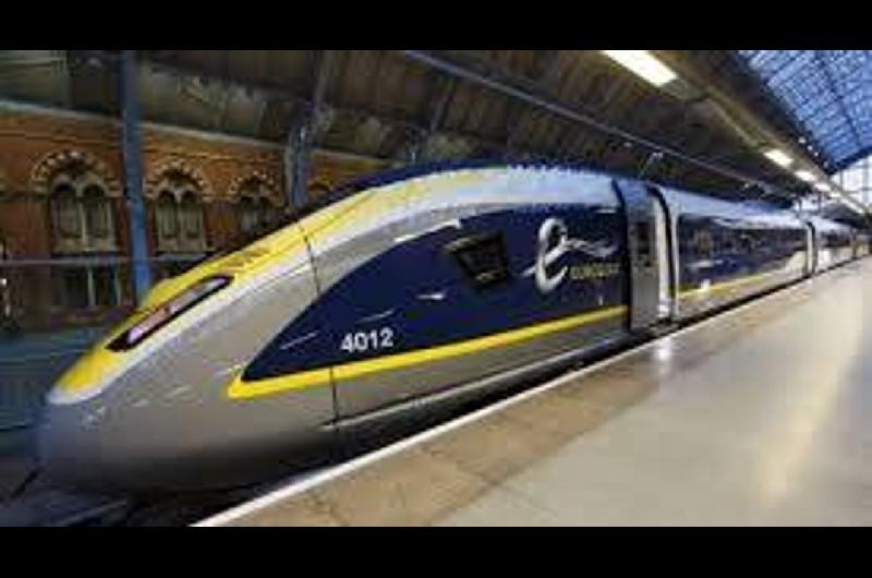Choque de minibuacutes con tren cerca de entrada francesa a Eurotuacutenel deja 19 heridos