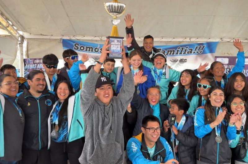 Mantarrayas Natacioacuten Jujuy trajo la Copa de Mejor Equipo en Termas de Riacuteo Hondo