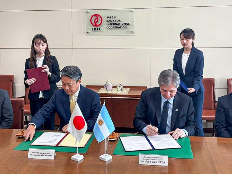 Argentina firma con Japoacuten instrumento para financiar proyectos energeacuteticos