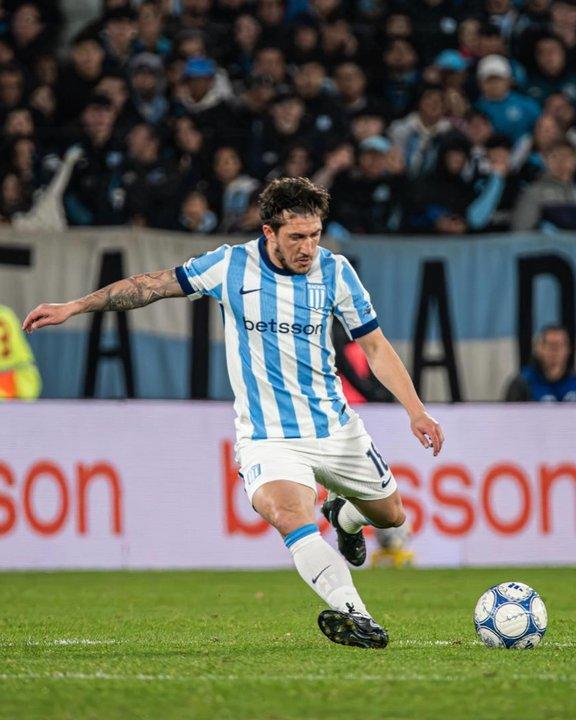 Alfonso Espino podriacutea ser sancionado por Racing luego de su altercado con hinchas