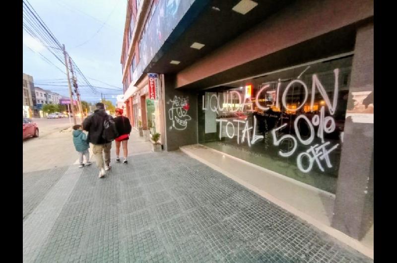 Santa Cruz- caiacuteda del 11-en-porciento- en comercio y servicios y reclamo de reactivacioacuten a la Provincia