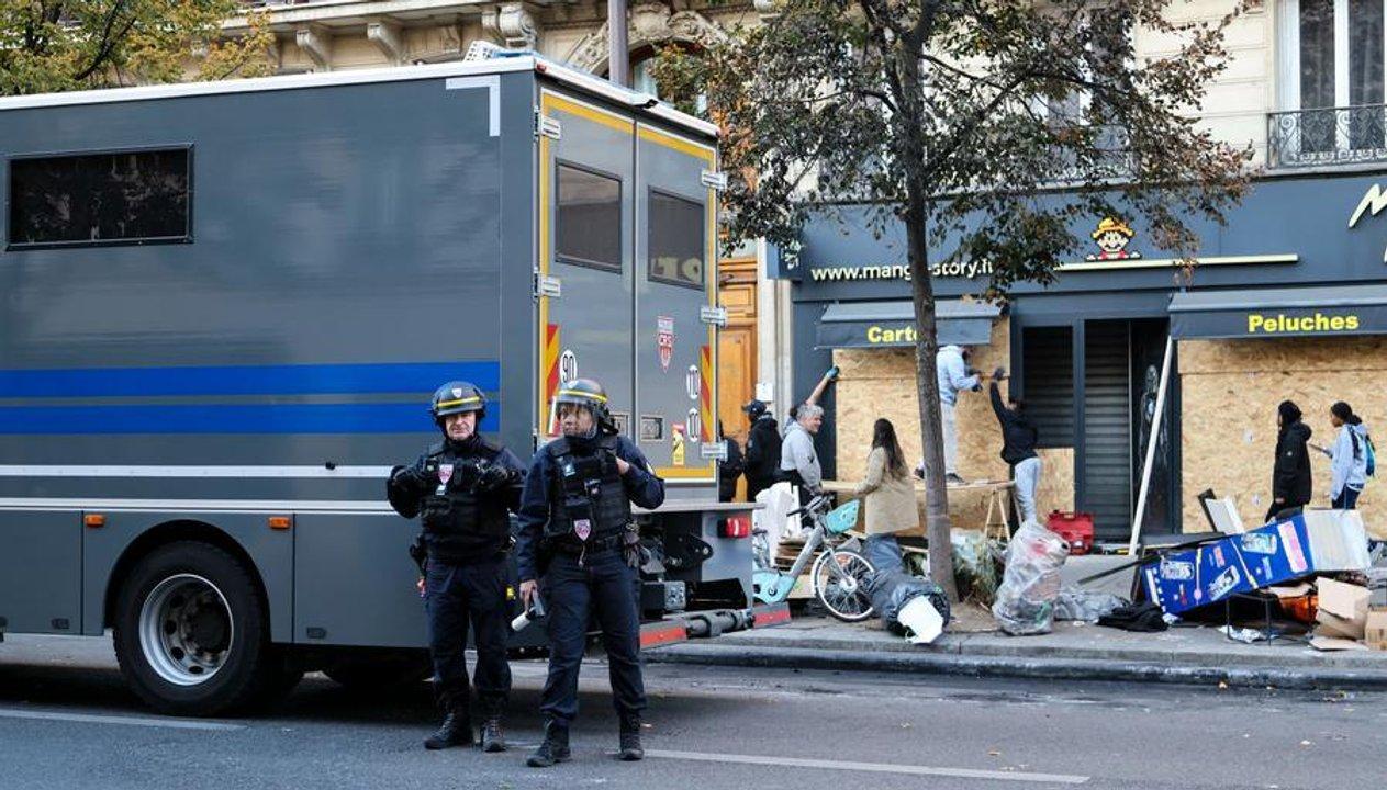 Maacutes ciudades francesas implementaron toque de queda tras las violentas protestas