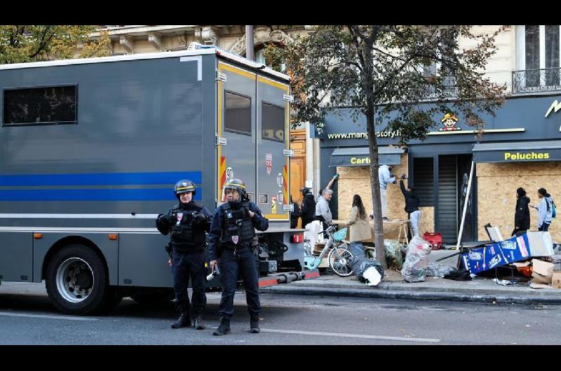 Maacutes ciudades francesas implementaron toque de queda tras las violentas protestas