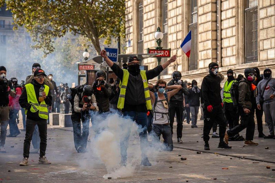 La Fiscaliacutea de Pariacutes investiga la muerte de un manifestante y la represioacuten de un socorrista voluntario