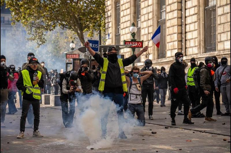 La Fiscaliacutea de Pariacutes investiga la muerte de un manifestante y la represioacuten de un socorrista voluntario