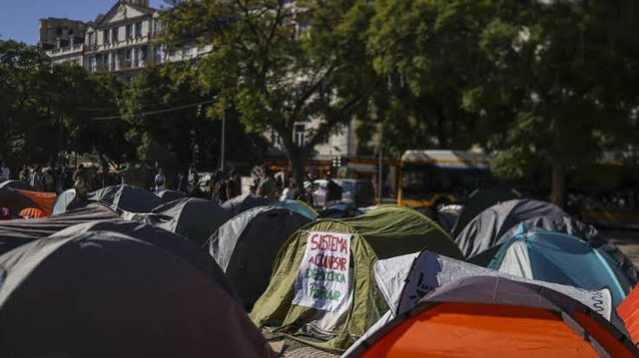 Protestas en Portugal- acampados piden ldquohuelga general ibeacutericardquo por vivienda
