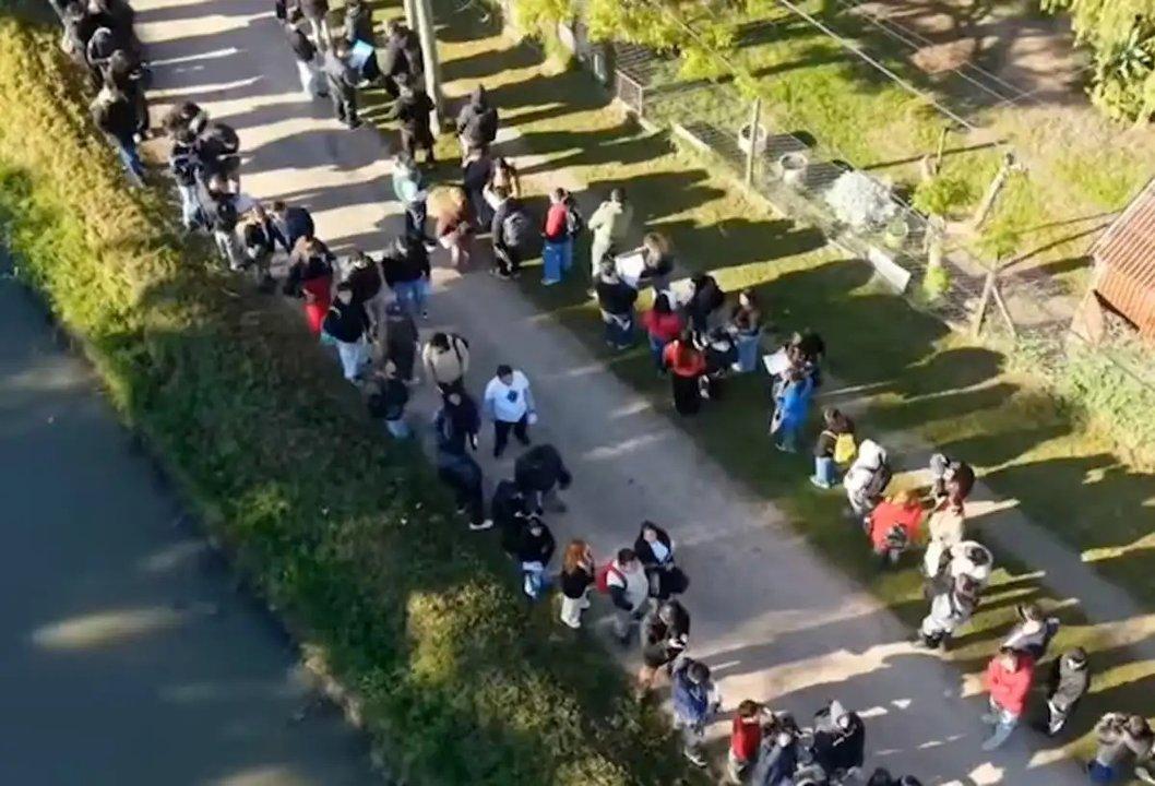 Maacutes de 10 cuadras de fila por 40 puestos laborales en Ezeiza