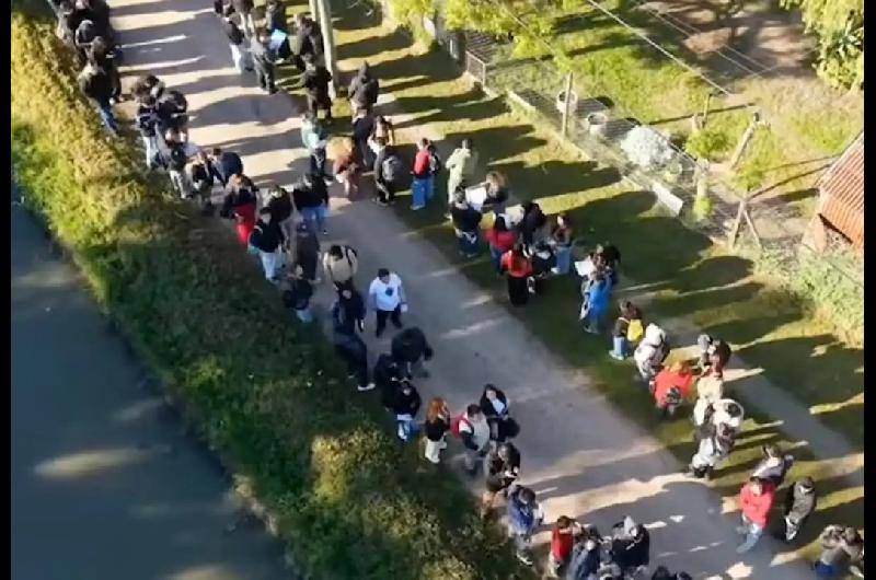 Maacutes de 10 cuadras de fila por 40 puestos laborales en Ezeiza