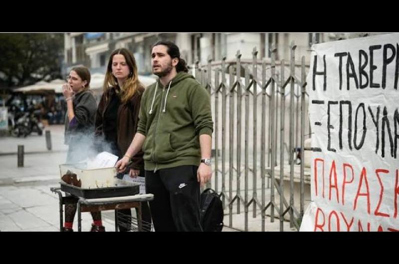 En Grecia el movimiento estudiantil tambieacuten presentoacute ruidosamente sus demandas  