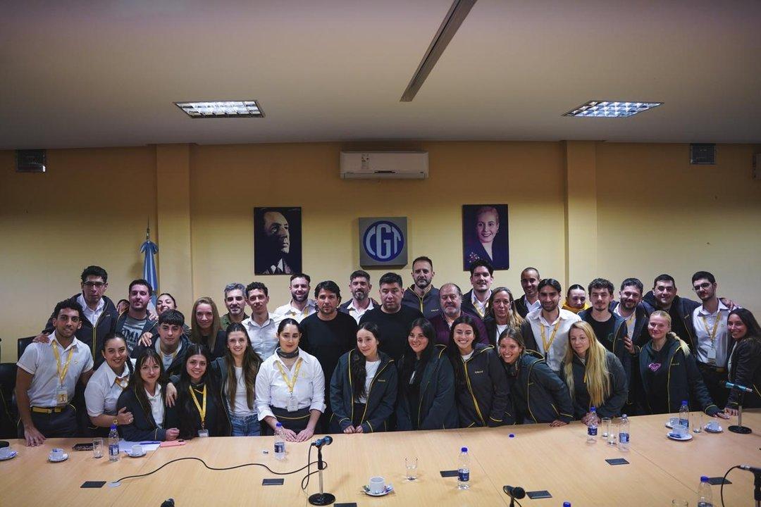 Con el respaldo de la CGT Aeronavegantes acompantildeoacute a los trabajadores de Flybondi para abordar sus reclamos laborales